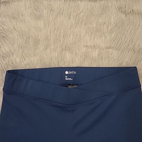 Zella womens navy blue capris with detailed bottoms size medium - Picture 3 of 7